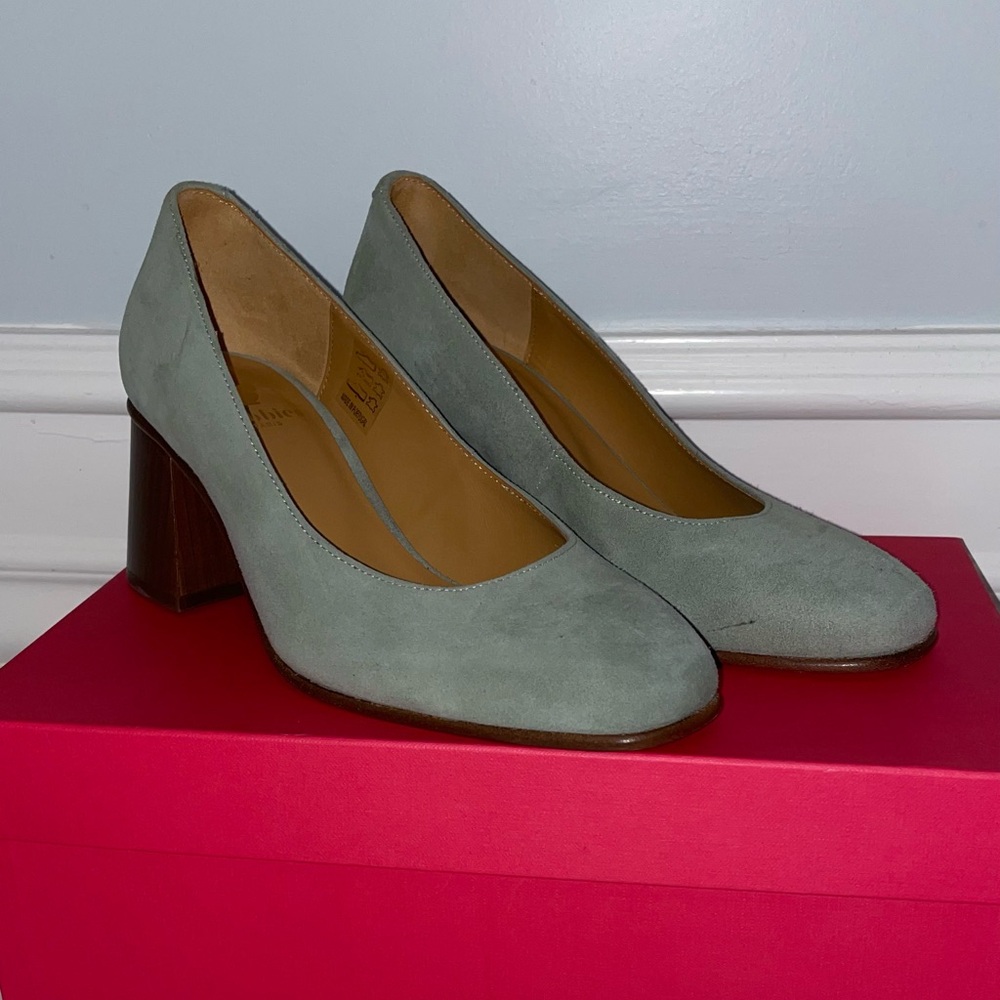 Bobbies Paris Zoé Sage Green Suede Block Heel Pumps – Size 36 (US 5.5)